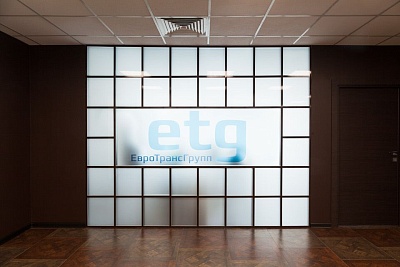 Перегородка из стеклоблоков с логотипом ETG