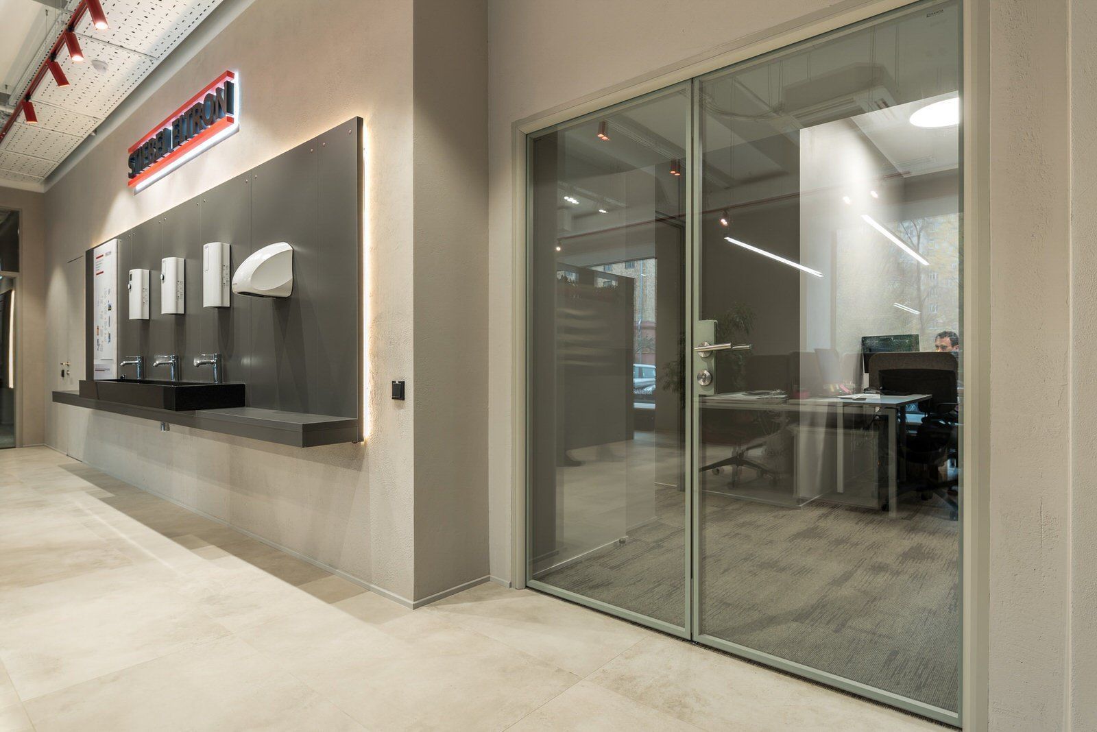Стеклянные двери: вход в кабинет через стеклянную дверь