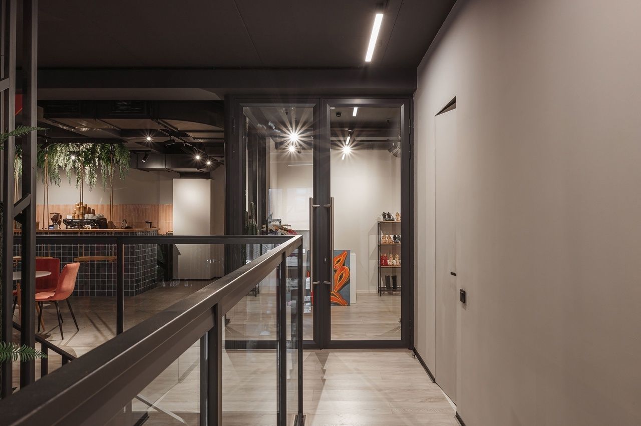 Стеклянная дверь Loft в черном алюминиевом профиле (проект Loft Studio 8)