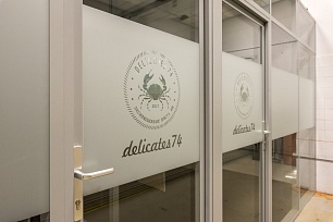 Стеклянная дверь с матовой пленкой и нанесенным логотипом компании