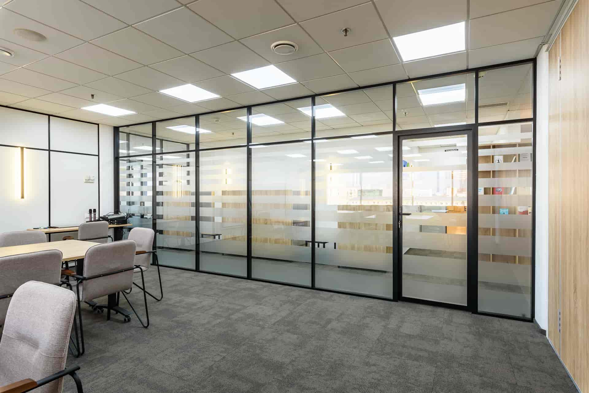 Стеклянная дверь с матовым стеклом в алюминиевом профиле