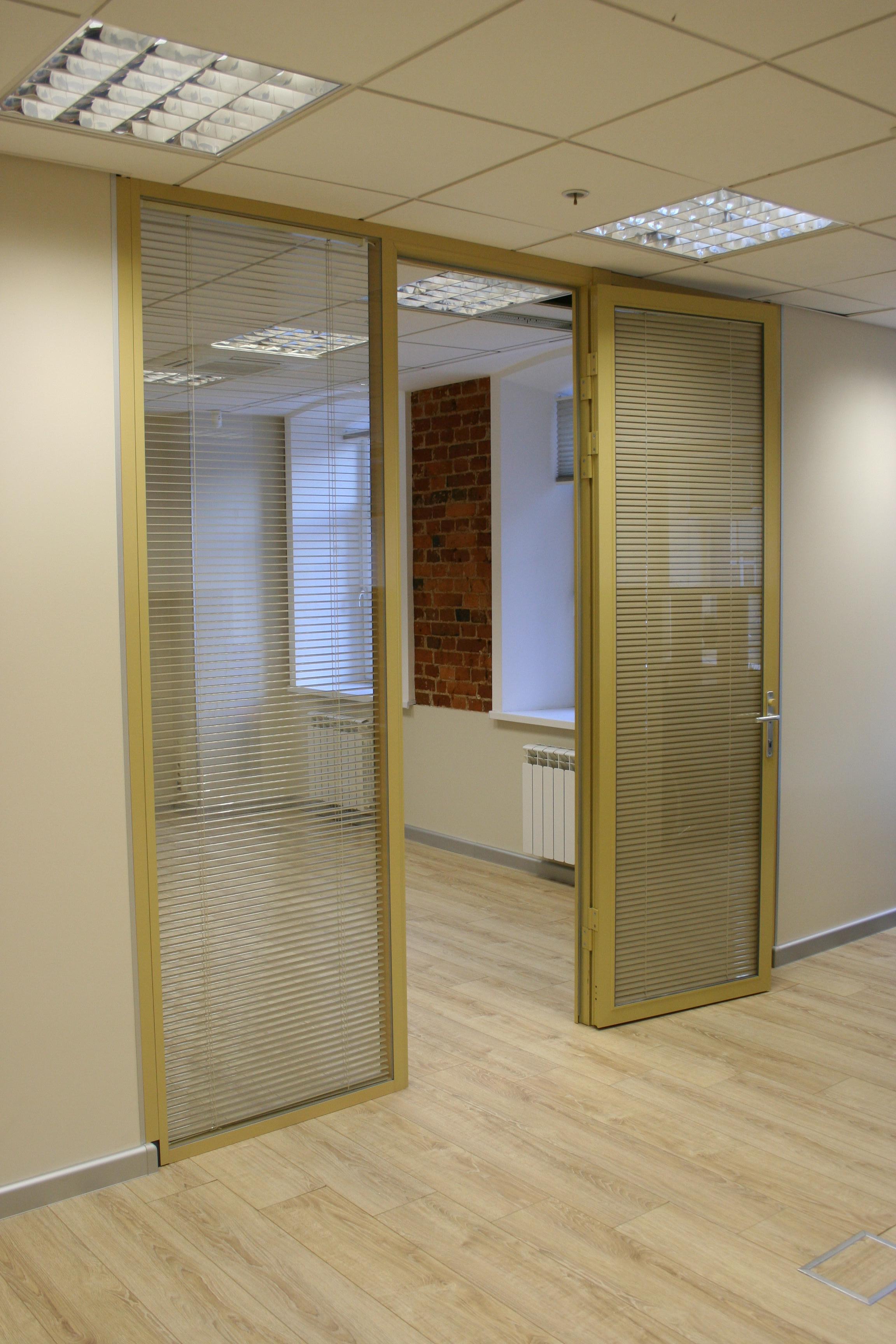 Стеклянная дверь с встроенными жалюзи в алюминиевом профиле