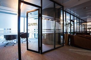 Распашная стеклянная дверь в составе перегородки в черном профиле