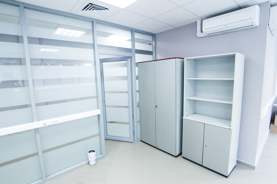 Стеклянная дверь в офисной перегородке — вид из кабинета