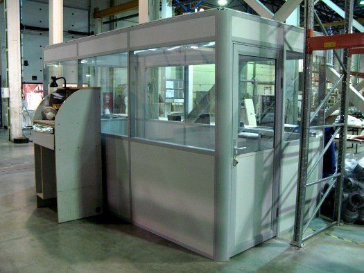Стеклянная кабина с дверью и панельным заполнением (ЛДСП) — проект «РосЕвроПласт»