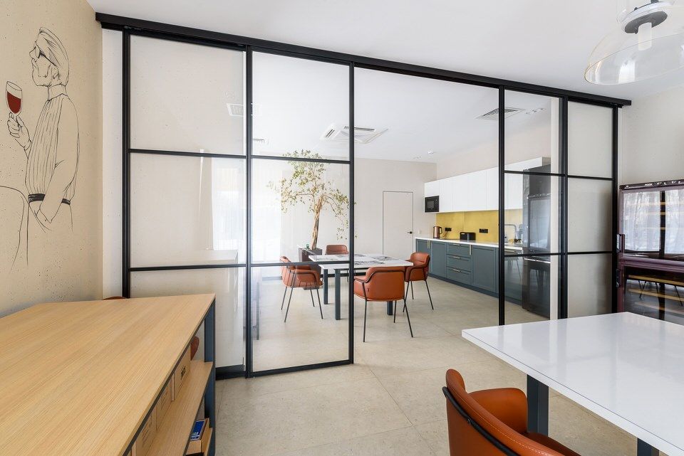 Стеклянная лофт-перегородка у зоны отдыха