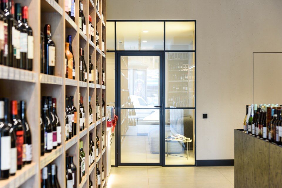 Стеклянная лофт-перегородка в торговом зале