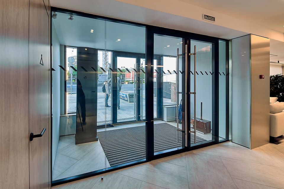 Стеклянная офисная дверь в алюминиевом профиле в составе перегородки