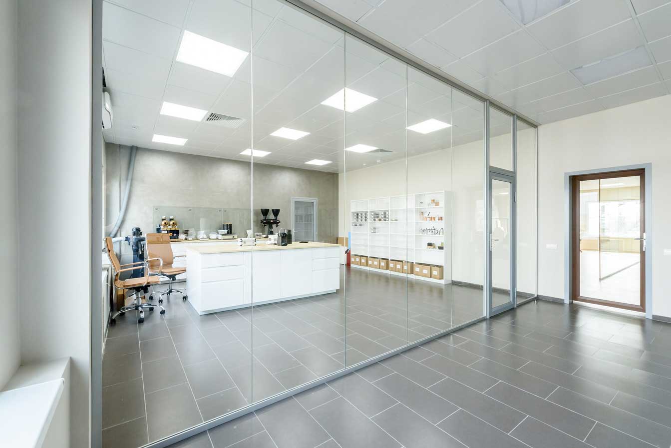 Стеклянная офисная перегородка в алюминиевом профиле с распашной дверью