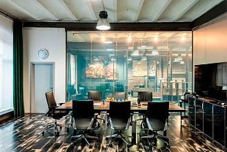 Стеклянная перегородка для переговорной комнаты в офисе