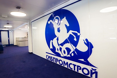Стеклянная перегородка с брендированием в офисе