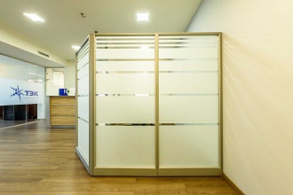 Стеклянная перегородка с горизонтальными матовыми полосами