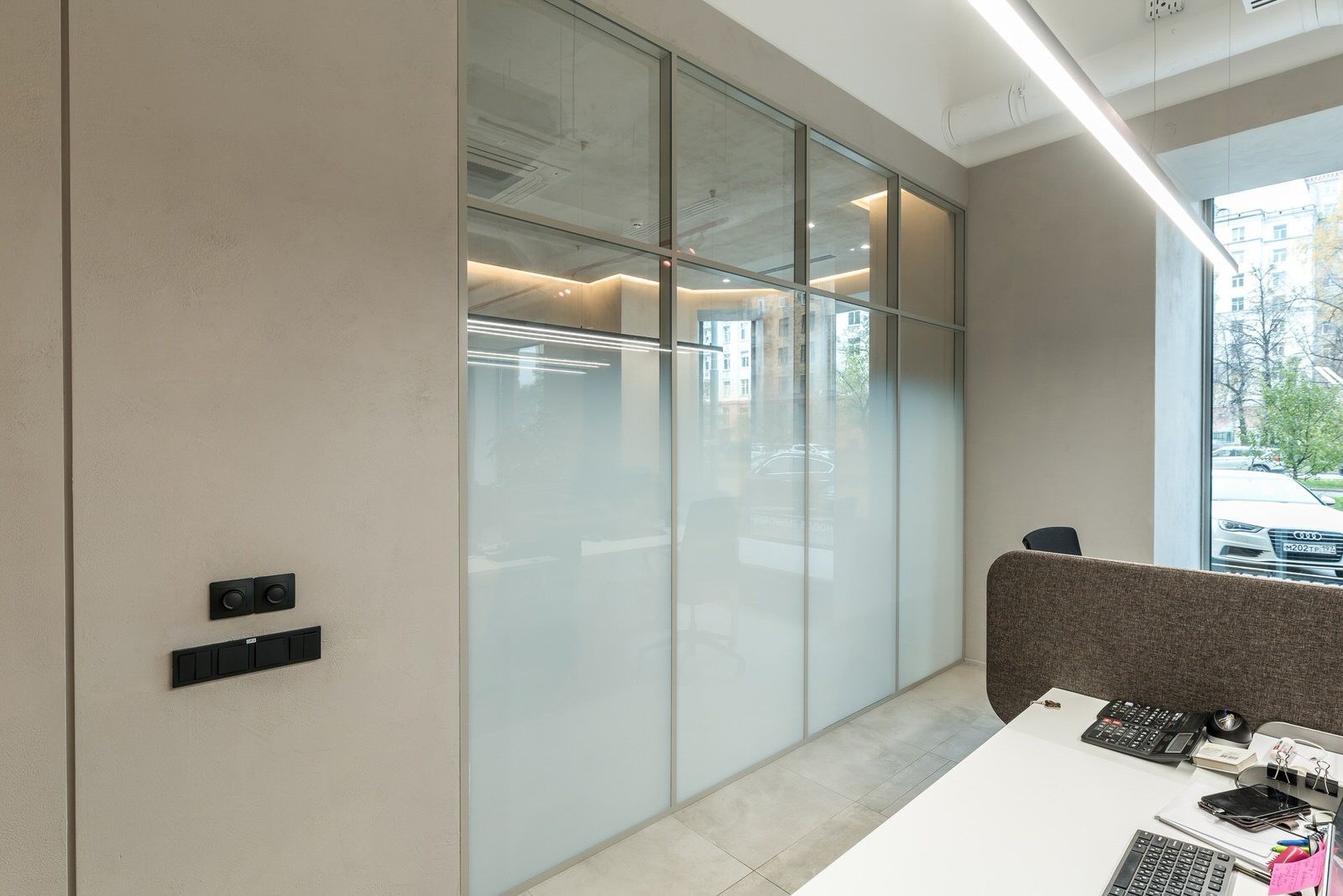 Перегородки из двойного стекла: градиентная матовая пленка на стекле