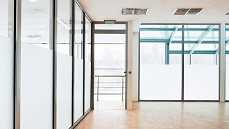 Стеклянная перегородка с матовой пленкой и распашной дверью