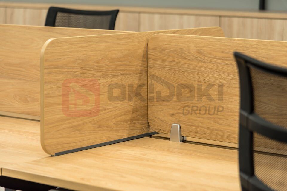 Стеклянная перегородка с распашной дверью