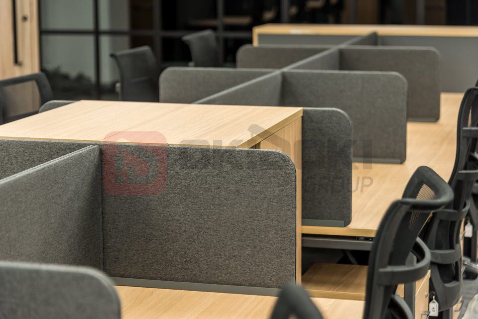 Стеклянная перегородка с раздвижной дверью