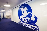 Стационарная стеклянная перегородка с рисунком в офисном помещении