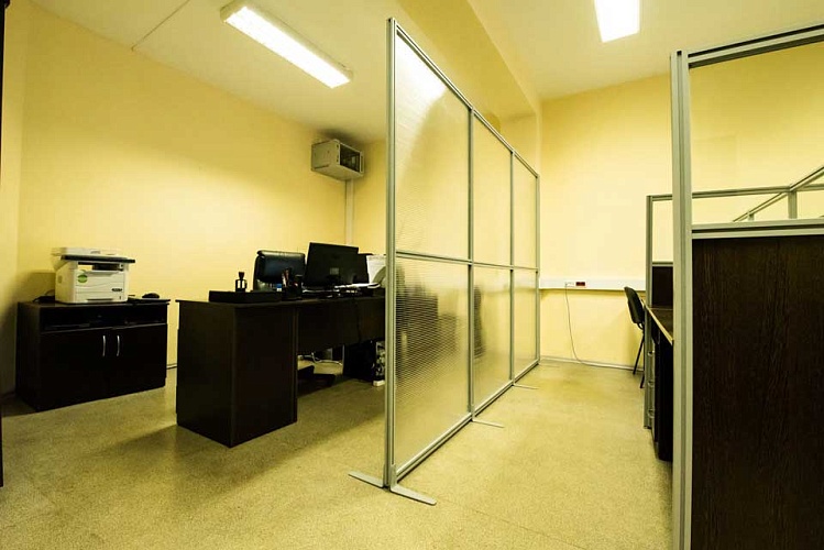Стеклянная перегородка в офисе с раздвижной дверью: пример зонирования — превью 110x28