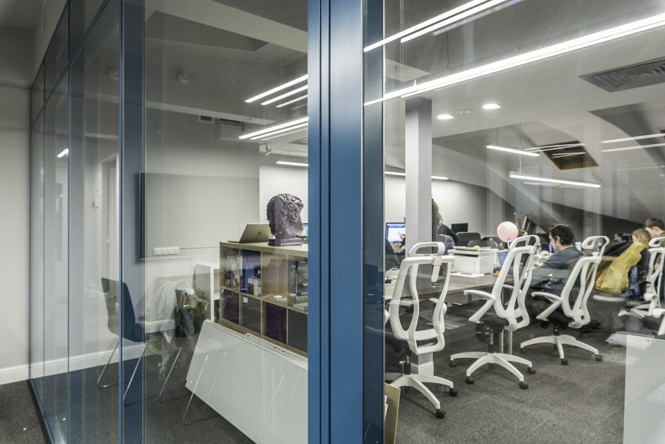 Фрагмент стеклянной перегородки в синем алюминиевом профиле (проект WGG digital agency)