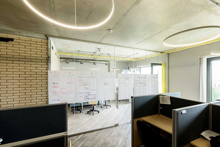 Стеклянная стена в офисе — пример разделения зон стеклом