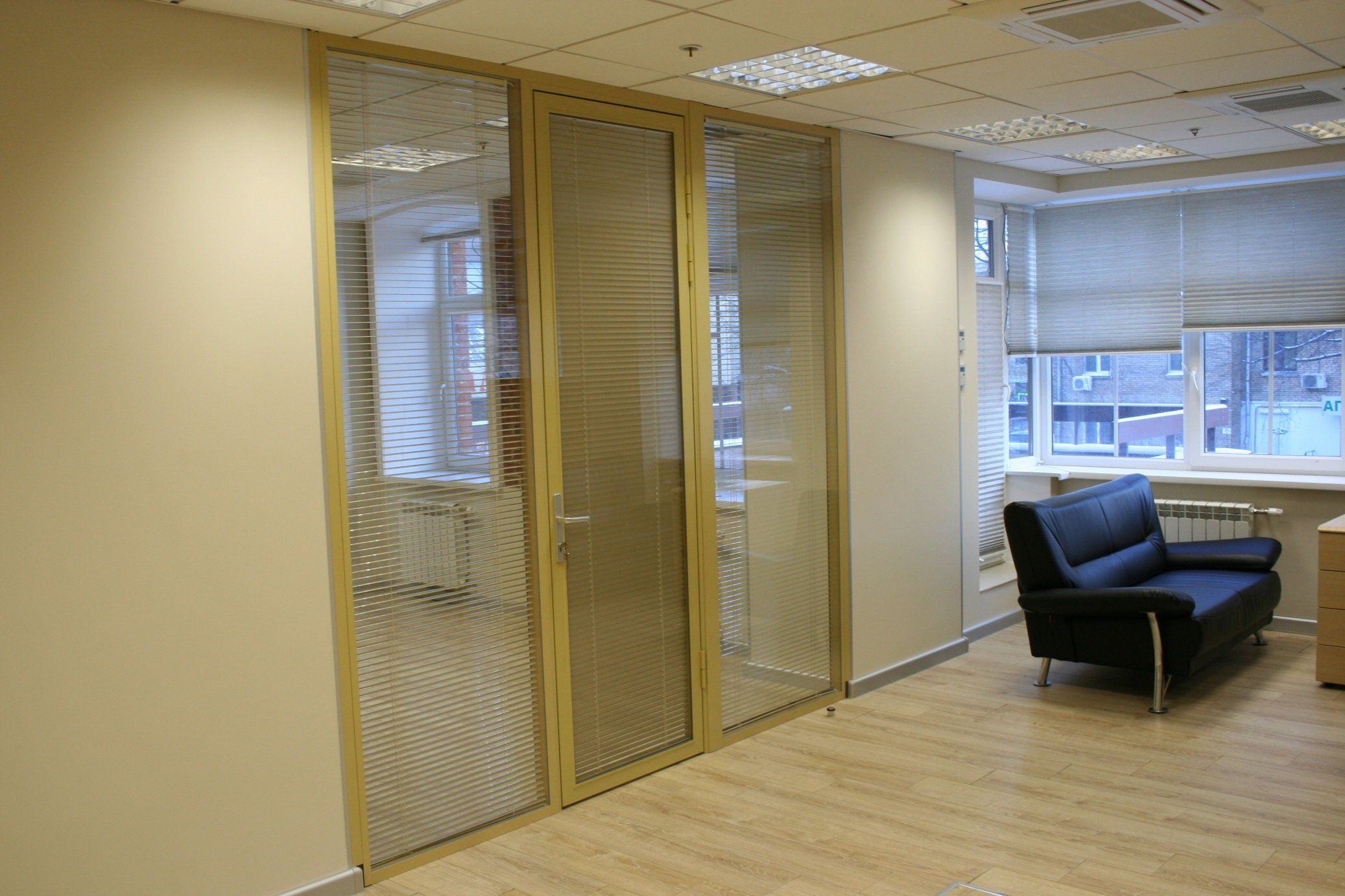 Офисные стеклянные двери и перегородки с встроенными жалюзи