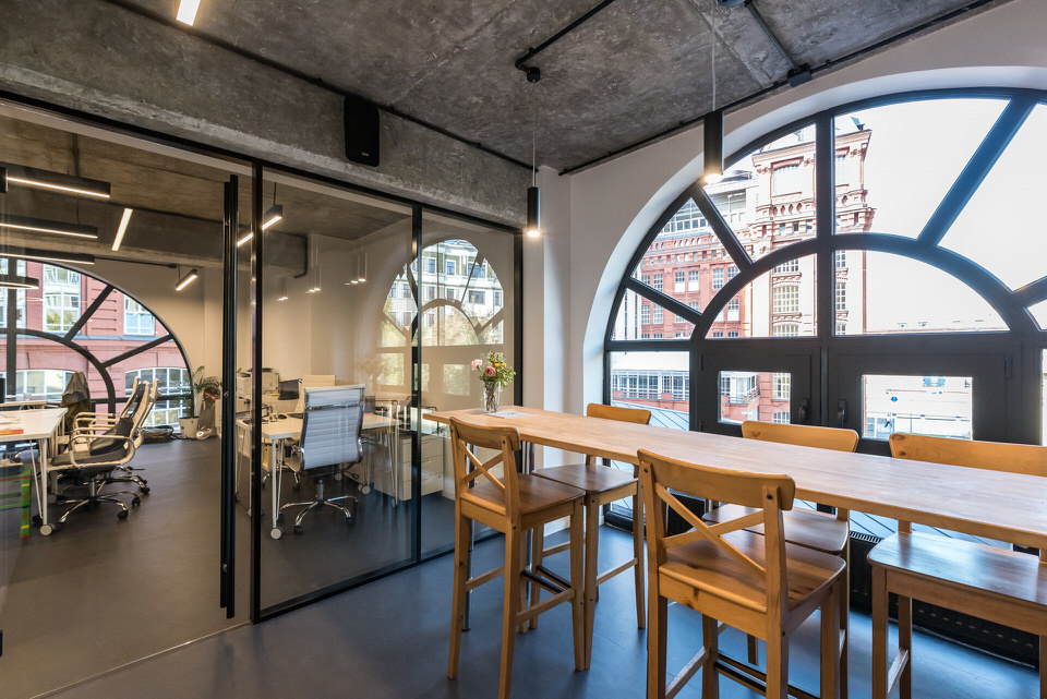 Стеклянные двери в алюминиевом профиле — пример зонирования рабочих зон. Проект UNITY