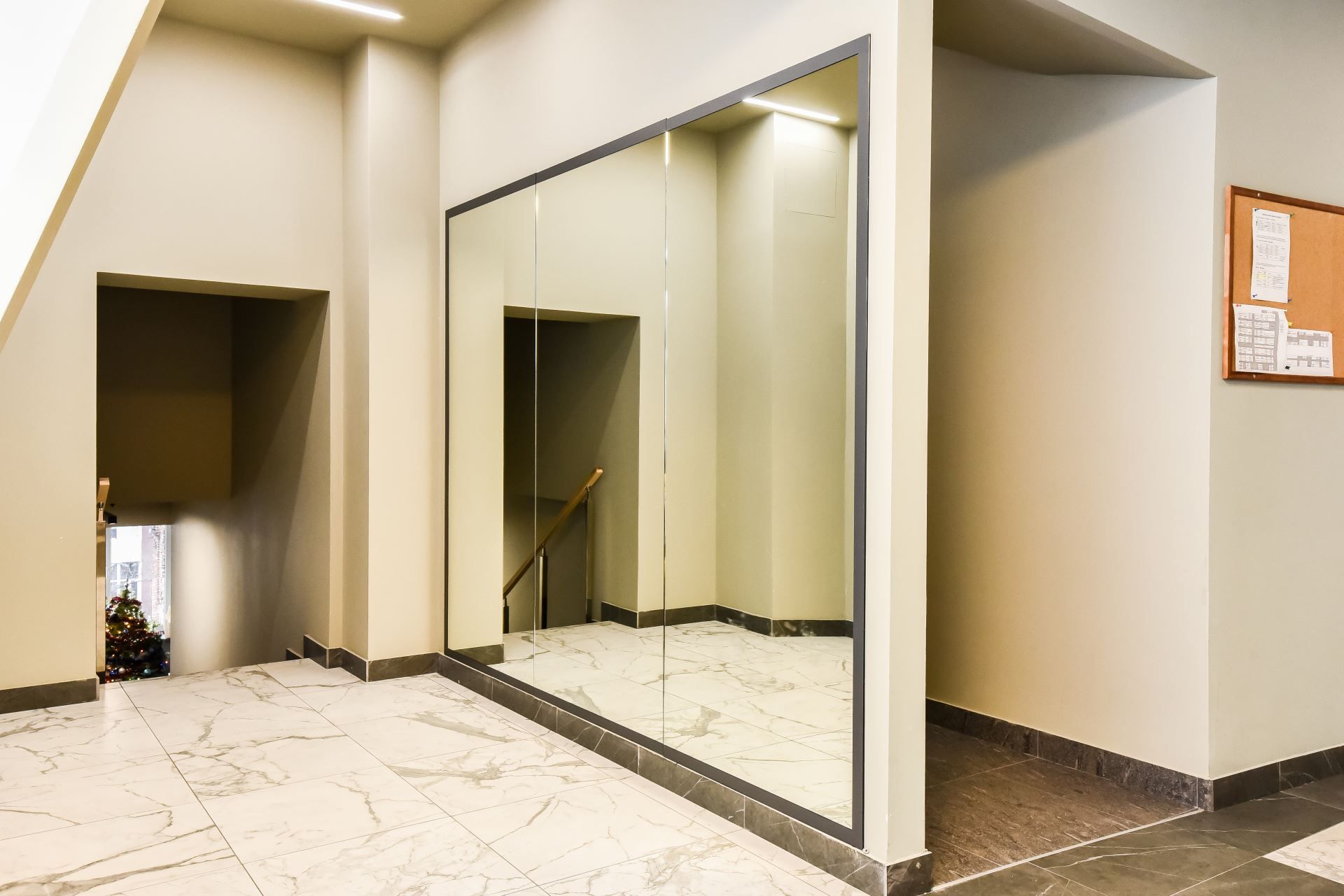 Стеклянные офисные перегородки в офисе Acumatica — дверной блок