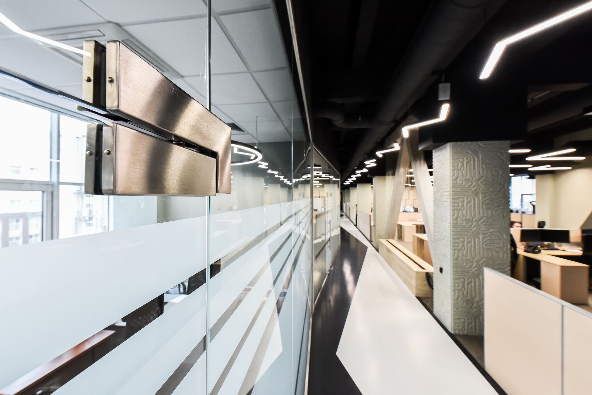 Стеклянные офисные перегородки в офисе Acumatica — перегородка в алюминиевом профиле