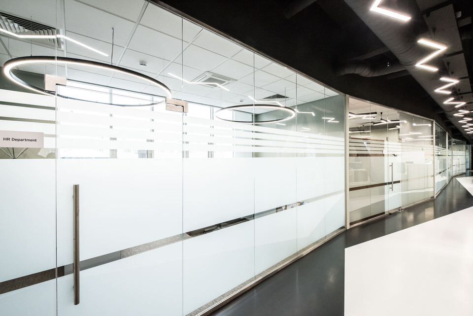 Стеклянные офисные перегородки в офисе Acumatica — переговорная комната