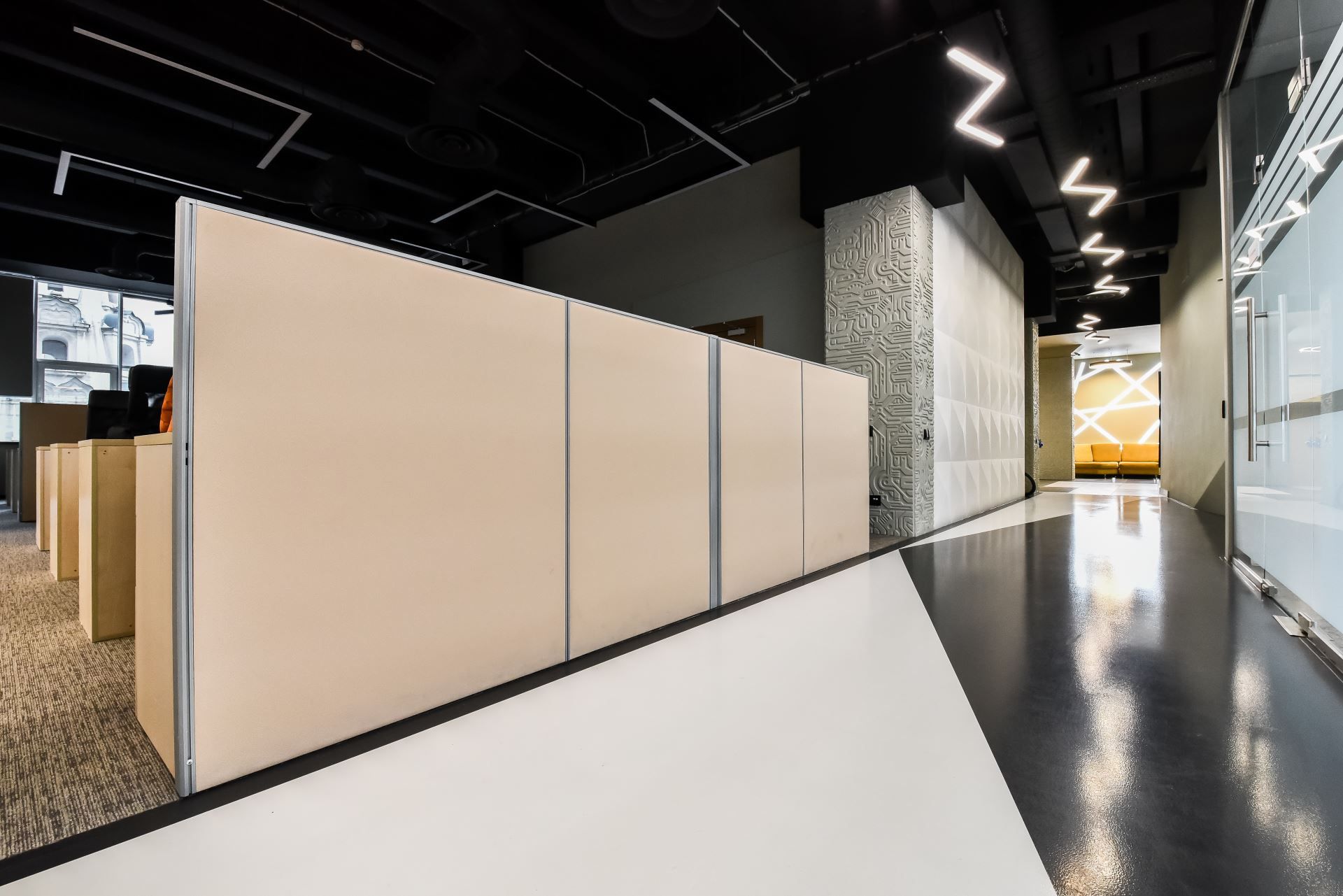 Стеклянные офисные перегородки в офисе Acumatica — зонирование пространства