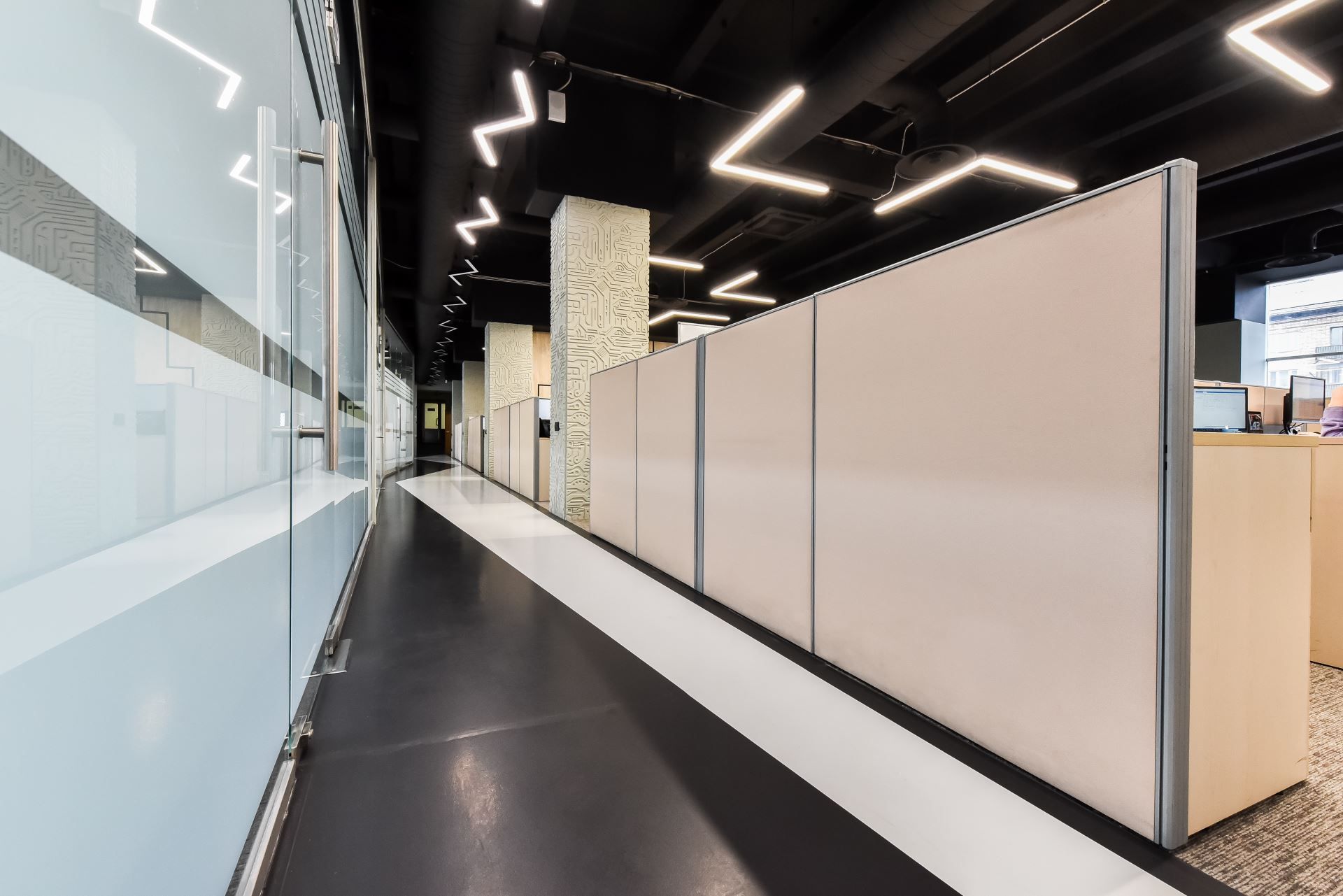 Стеклянные офисные перегородки в офисе Acumatica — угловой стык секций