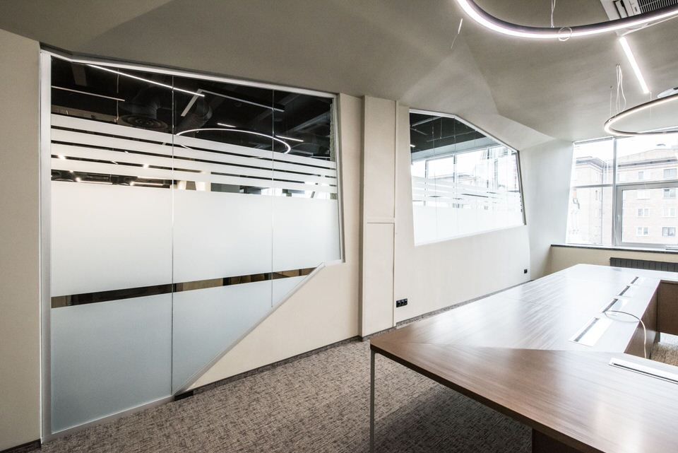 Стеклянные офисные перегородки в офисе Acumatica — вид из коридора