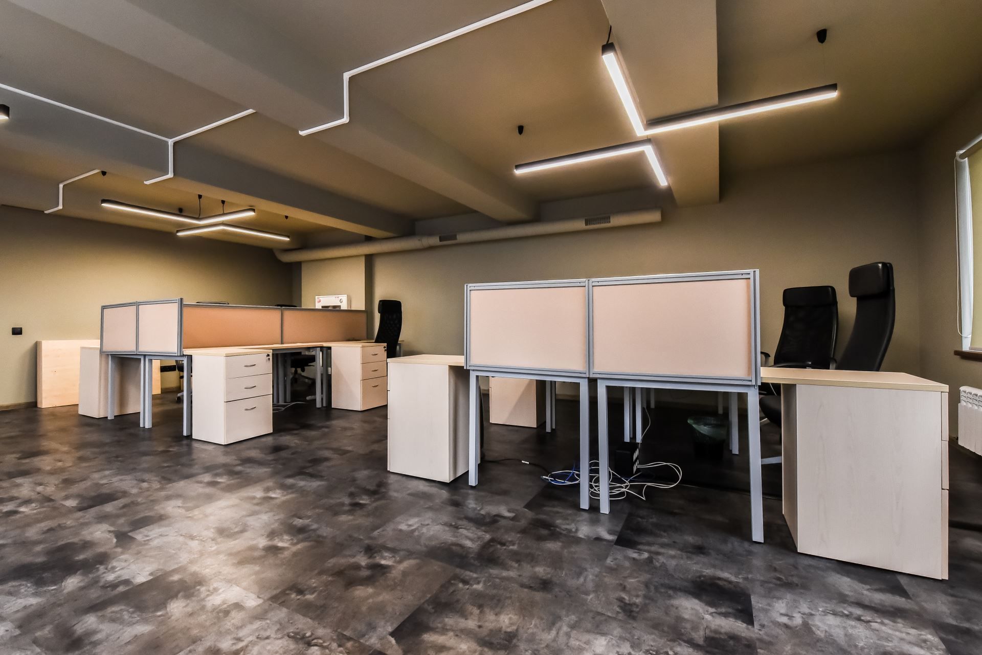 Стеклянные офисные перегородки в офисе Acumatica — зона приёмной