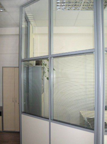 Стеклянные офисные перегородки в офисе Agency RST — общий вид