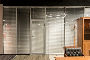 Стеклянные офисные перегородки — дверной блок