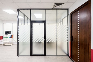 Стеклянные офисные перегородки — вид из коридора