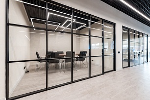 Стеклянные офисные перегородки — вид на входную группу