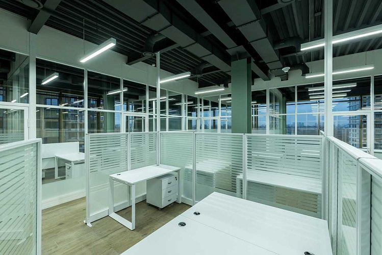 Стеклянные перегородки Open Space с матовыми полосами в офисе — превью 73x69