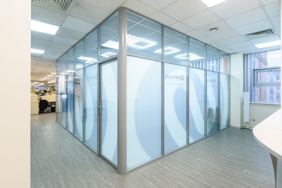 Стеклянные перегородки Simplex с фотопечатью в open space (проект СК Согласие)