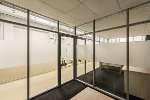 Офисное помещение со стеклянными перегородками и матовым заполнением снизу