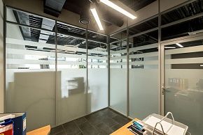 Современный офис со стеклянными перегородками и матовыми панелями