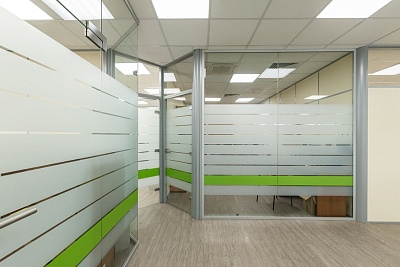 Стеклянные перегородки с матовыми полосами и цветной вставкой