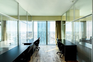 Рабочие зоны, разделенные стеклянными перегородками с внутренними жалюзи