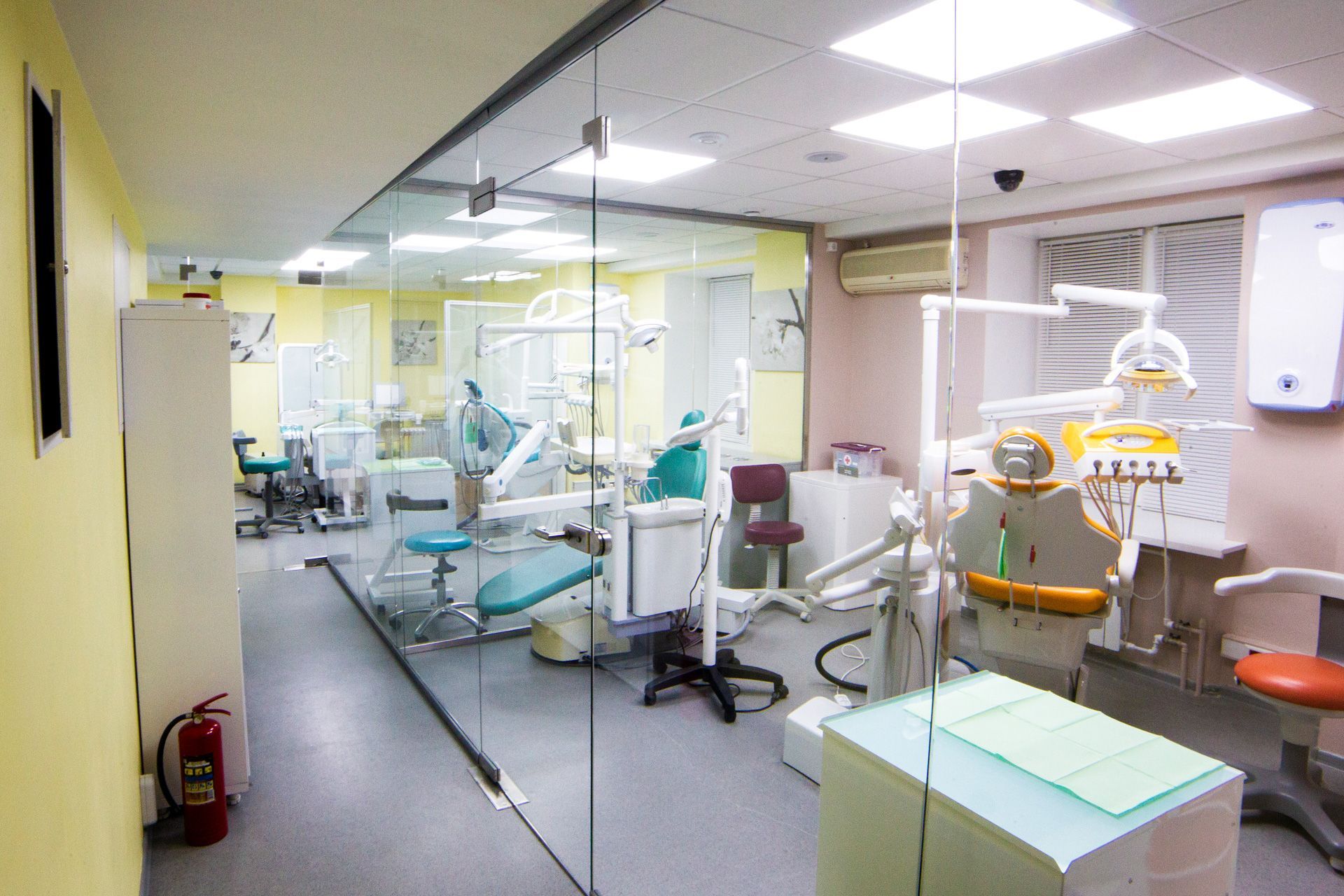 Стеклянные перегородки в стоматологической клинике Beauty Smile