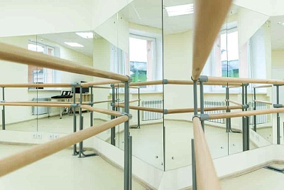 Стеклянные перила с деревянным поручнем для лестничного пролета