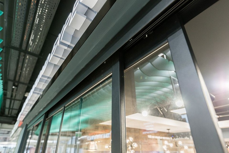 Раздвижные перегородки из стекла — пример экономии места