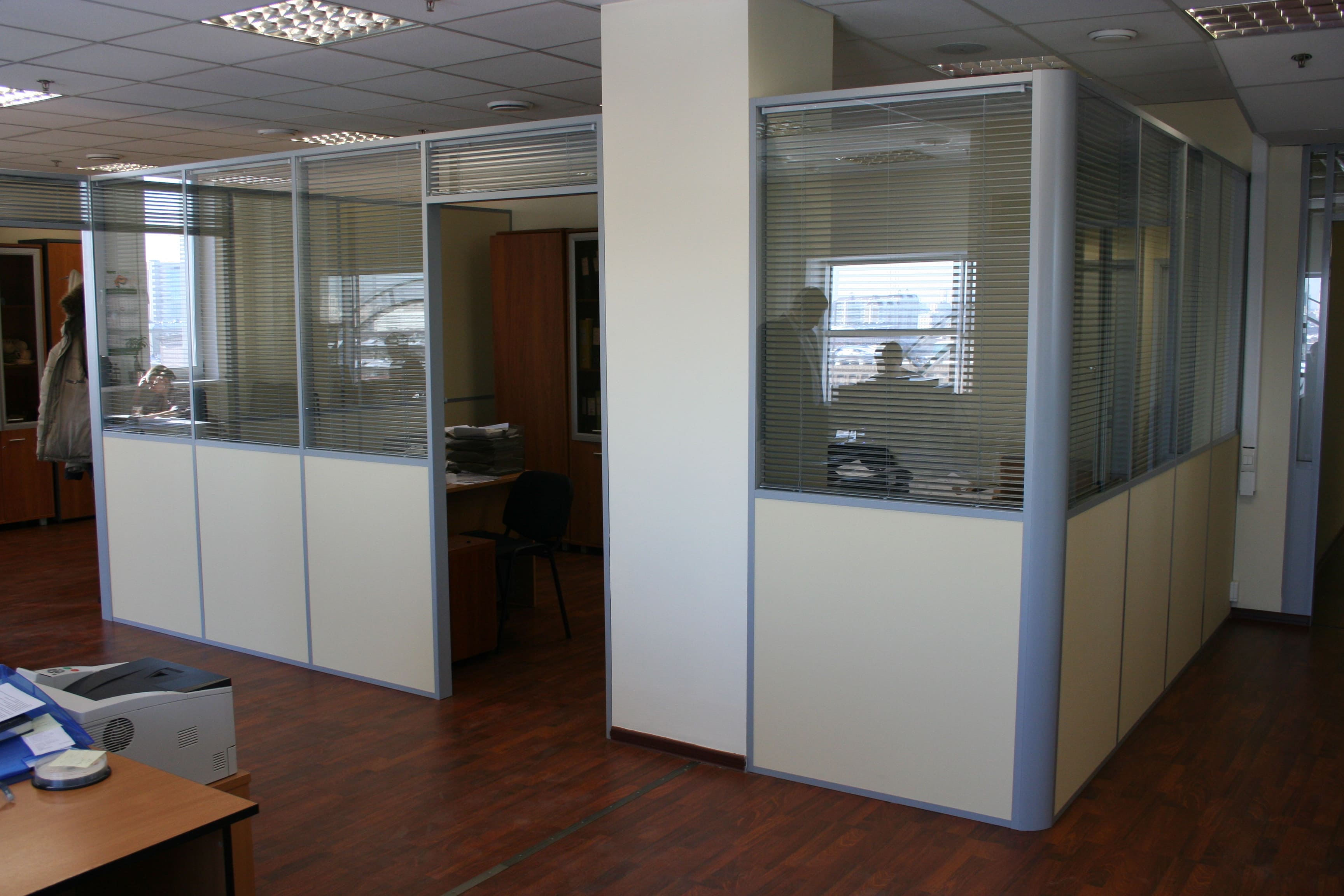 Стык профиля и стекла на перегородке