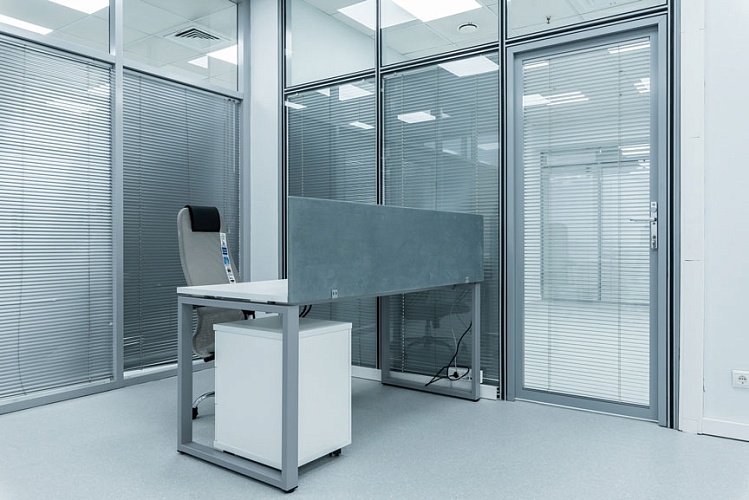 Офисные экраны из ткани для рабочих столов — пример