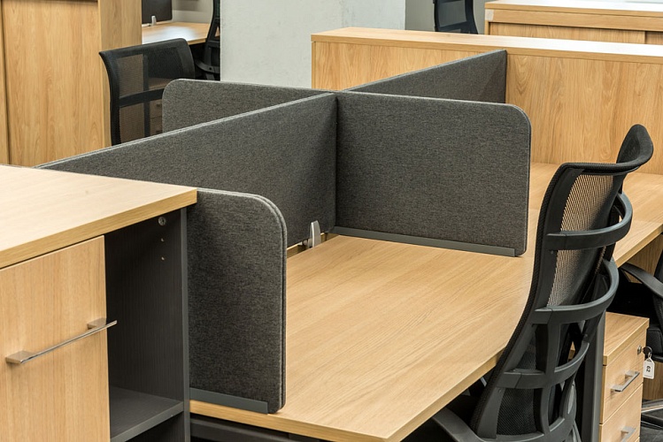 Разделение рабочих зон: мобильные экраны из ткани для столов