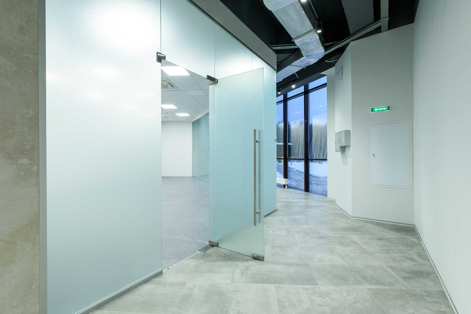 3D план офиса с зонированием перегородками и рабочими зонами